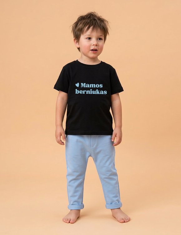 Juodi marškinėliai berniukui su užrašu "Mamos berniukas" 1