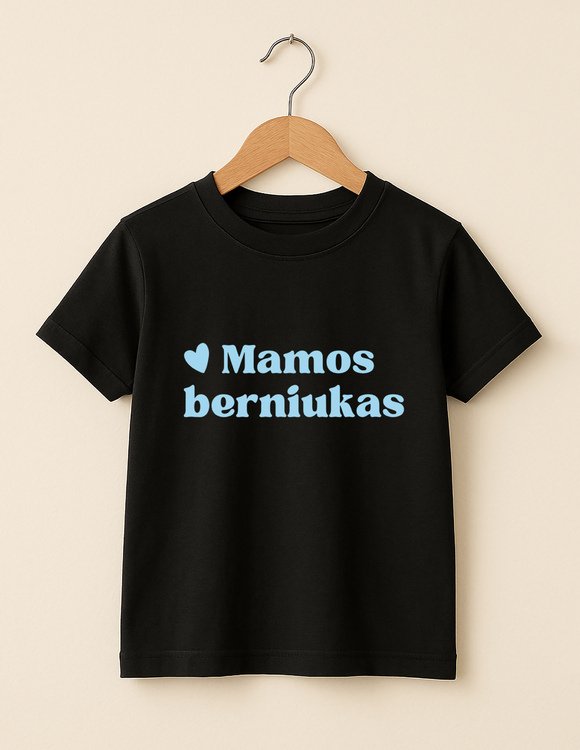 Juodi marškinėliai berniukui su užrašu "Mamos berniukas"