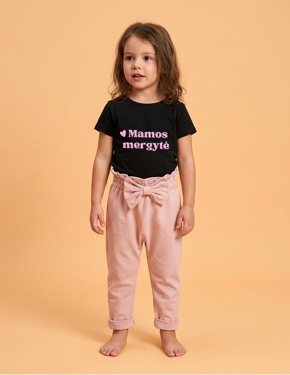 Juodi marškinėliai mergaitei su užrašu "Mamos mergytė" 1